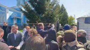 Украина. Прихржанка УПЦ, которая 30 лет ходит в храм, пришла на вечернюю службу