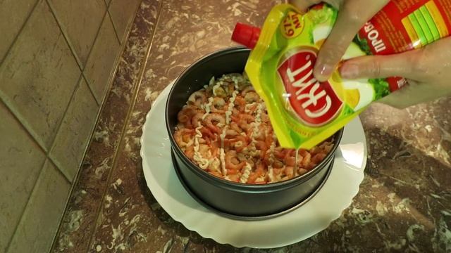 Праздничный салат с креветками, ананасами и курицей.
