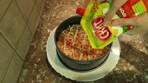 Праздничный салат с креветками, ананасами и курицей.