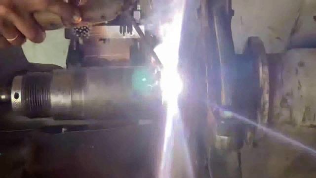 починил сломанную ось грузового прицепа, который никто не может починить.