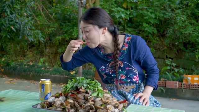 小雨被迫拍MV，回家做一大盤香辣花甲，配上啤酒整巴适了！ 【市民朱小雨】