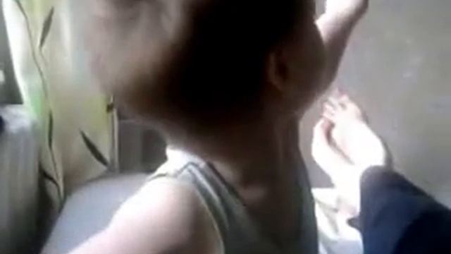 Смешной малыш и пульт. детский лепет. позитив