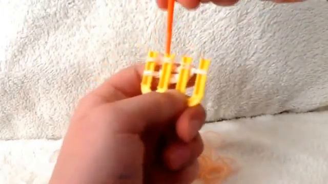 Как сплести браслет на вилке! Из резиночек rainbow looms! смотреть онлайн