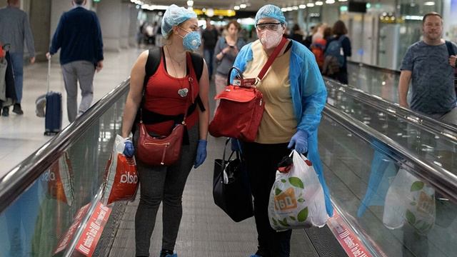 В Таиланде монахи бесплатно помогают застрявшим российским туристам смотреть онлайн