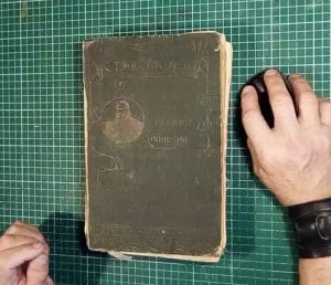Реставрируем книгу дома (Restoring books at home). Восстанавливаем книгу с поврежденным переплетом.
