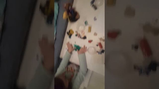 Совместное развивающее занятие для двух детей разного возраста -работаем с пластилином смотреть онлайн