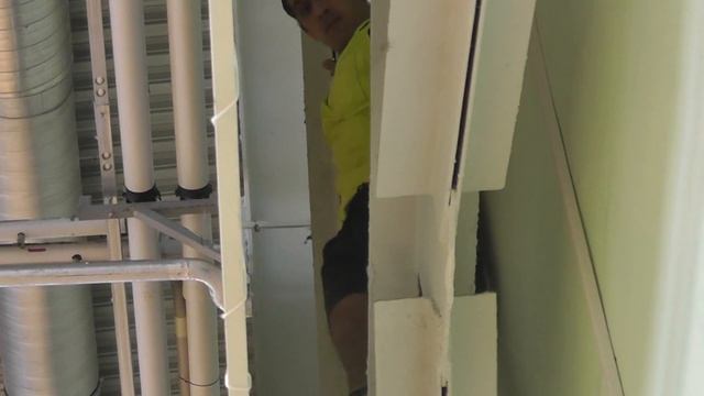 04.03.2017 Судья лезет за мячом, застрявшим под потолком 05480 смотреть онлайн