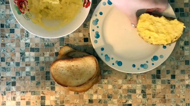 Хрустящая закуска - бутерброды со шпротами! Давно забытый, а такой вкусный рецепт! смотреть онлайн