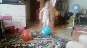 Юля и мама играют футбол))