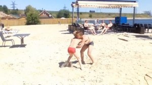 Немного вольной борьбы на пляже в Ульяновске