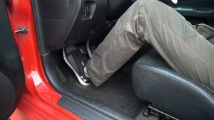 Как правильно сидеть за рулем в жизни и в спорте.