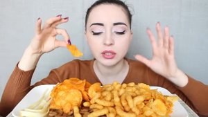 ЧИПСЫ, СУХАРИКИ, СЫР КОСИЧКА / MUKBANG asmr / Ayka Emilly