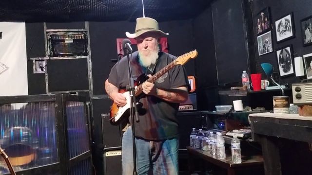 Fender tone out of Marshalls, Orange, and Boss Katana 2. x 12 (three 2 x 12s.. Nux mg30... смотреть онлайн