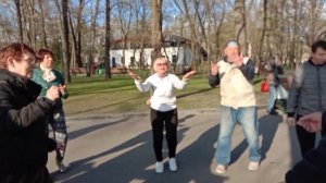 Желтые розы.Танцы в саду Шевченко.