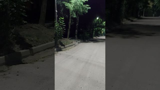 Опасно заходить в темноту без фонаря. Парень споткнулся, упал. Достал бы телефон, включил фонарь и. смотреть онлайн