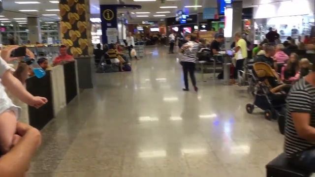 Парень красиво сыграл на пианино в аэропорту!Душевно смотреть онлайн