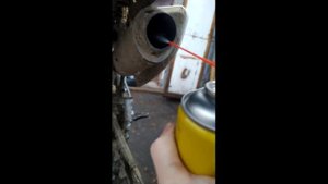 Удаление нагара очистителем карбюратора