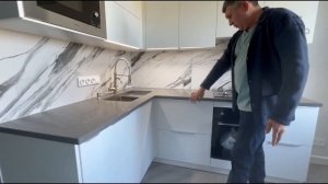 Угловая кухня с антресолями и кварцевой столешкой