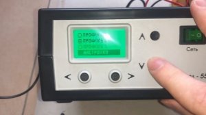 Зарядное устройство для автомобильного аккумулятора Вымпел 55 и акб Аком EFB . Разряжен до 4 вольт