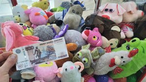 ВЫИГРАЛ ИГРУШКИ В ИГРОВОМ АВТОМАТЕ С ИГРУШКАМИ, Призовой Автомат с Клешнёй! Хватайка!.mp4