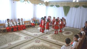 Танец с веночками.Муз. рук. Максюта Г. В.Детский сад Росинка.Средняя группа.