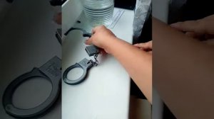 Одеть наручники