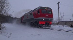 Приветливый машинист на тепловозе ТЭП70БС-230