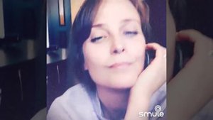 Стоят девчонки