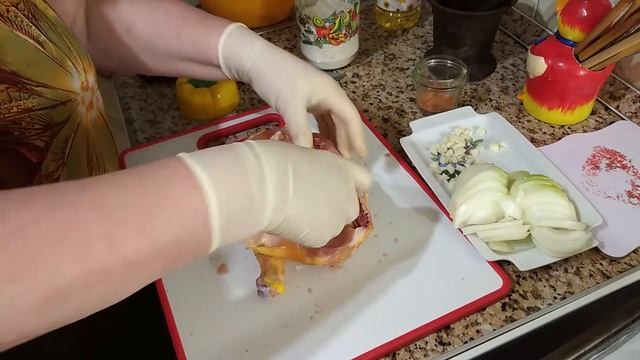Половинка курицы запеченная в духовке .