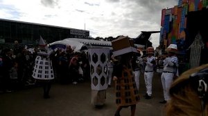 Веселые танцы в костюмах строений разных стран.