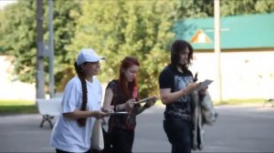 Девушка на роликах раздает листовки в Измайловском парке