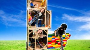 ГИГАНТСКИЙ КАРТОННЫЙ ДОМ! Как ВыЖить Одним БЕЗ РОДИТЕЛЕЙ?