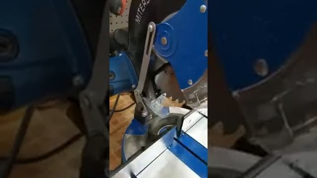 Торцовочная пила BULL CM 2501 против METABO