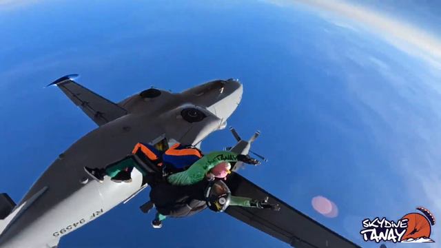 Прыжки с парашютом в тандеме с инструктором смотреть онлайн