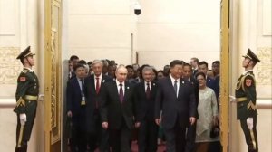Путин в ??Китае первым заходит на приветственный банкет Си Цзиньпина.