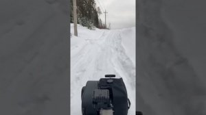 Мотобуксировщик в довольно то крутую горку ,на средних оборотах