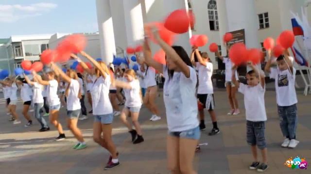 Флешмоб к Дню флага РФ смотреть онлайн