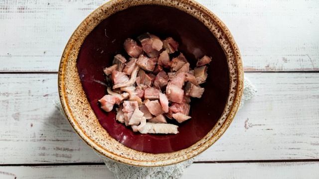 Селедка с зеленым горошком и луком