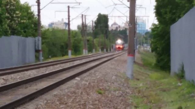Пассажирский и пригородный поезда