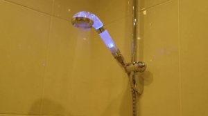 Демонстрация работы лейки для душа с подсветкой воды (3 цвета) и тремя режимами душевой струи