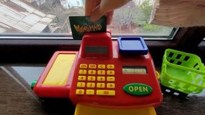 Игрушечная касса с весами и калькулятором