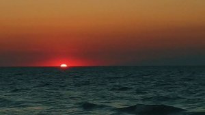 солнце падает в море