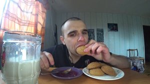 МУКБАНГАСМР ОВСЯНОЕ ПЕЧЕНЬЕ с МОЛОКОМ и ВАРЕНЬЕМ КЛУБНИЧНЫМ СЛАДОСТИОБЖОРEATINGASMRMukbang#169