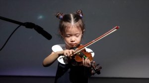 Chen Jiayi (4 years old) plays The Infant Paganini by Mollenhauer