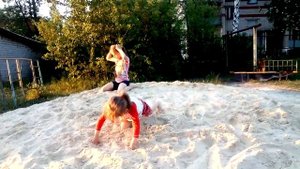 ГОРА ПЕСКА НА ДЕТСКОЙ ПЛОЩАДКЕ