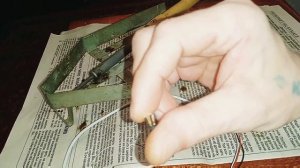 впаиваем два провода в разъем гнезда