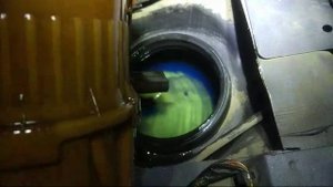 У Форда Фокус не оказалось лючка для смены бензонасоса. Вырезаем сами и меняем бензонасос