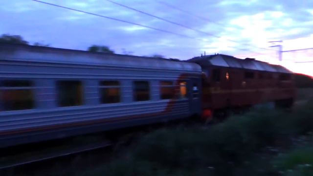 Малиновый тепловоз ТЭП70-0479 с пригородным поездом Екатеринбург-Пасс. - Сосьва