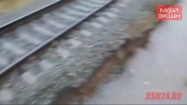 Тепловоз сошел с рельсов на размытом участке дороги смотреть онлайн