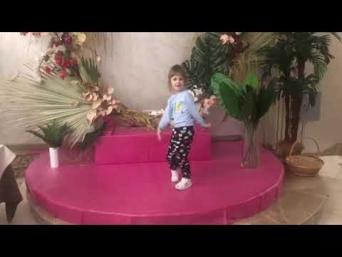 Забавные дети танцуют и дурачатся детки отжигают и творят дичь смешные малыши веселятся